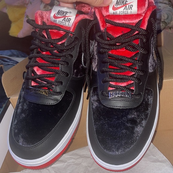 MENS 11 Nikes - Picture 2 of 4